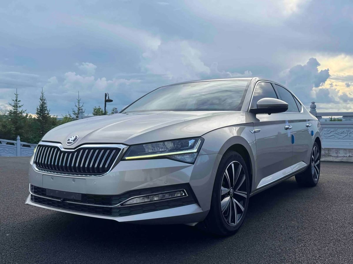 Skoda Superb, 2022 г., шампань / коричневый, 24 000 км Skoda 速派, 2022 г., шампань / коричневый, 24 000 км