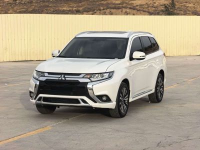 Mitsubishi Outlander, 2021 г., белый, 56 500 км Mitsubishi 欧蓝德, 2022 г., белый, 40 000 км
