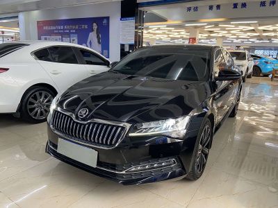 Skoda Octavia, 2023 г., белый, 34 200 км Skoda 速派, 2022 г., чёрный, 33 000 км