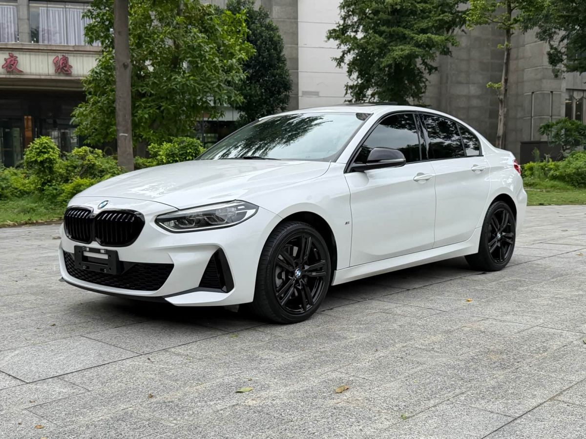 BMW 1 серия, 2021 г., белый, 80 000 км BMW 1 серия 2021 125i пакет M Sport, исполнение «Ночь»