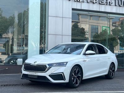Skoda Octavia, 2022 г., красный / фиолетовый, 46 000 км Skoda 明锐, 2024 г., белый, 13 000 км