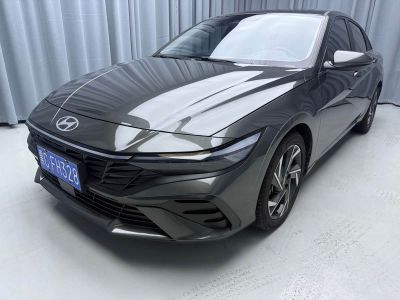 Hyundai Elantra (CN7), 2022 г., белый, 27 548 км Hyundai Elantra, 2023 г., серебристый / серый, 6 700 км