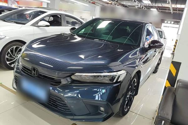 Honda Civic, 2021 г., чёрный, 60 000 км Honda Civic, 2023 г., синий, 56 800 км