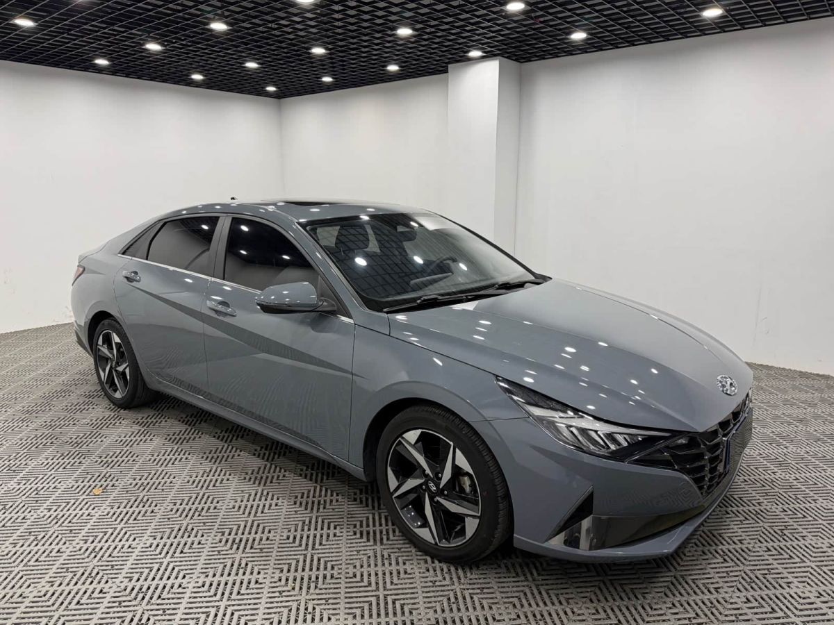 Hyundai Elantra, 2022 г., серебристый / серый, 33 200 км Hyundai Elantra, 2022 г., серебристый / серый, 33 200 км