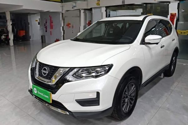 Nissan Sylphy, 2024 г., белый, 20 000 км Nissan X-Trail, 2025 г., белый, 6 800 км