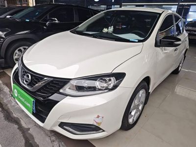 Nissan TIIDA, 2021 г., красный / фиолетовый, 51 000 км Nissan 骐达TIIDA, 2022 г., белый, 38 800 км