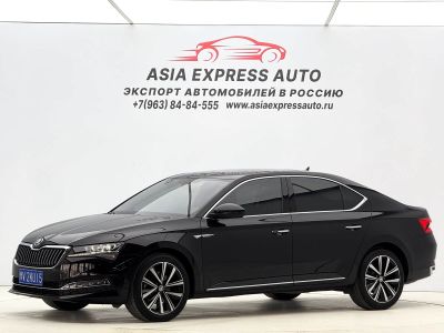 Skoda Superb, 2023 г., серебристый / серый, 35 100 км Skoda 速派, 2023 г., чёрный, 14 000 км