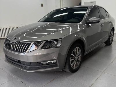 Skoda Octavia, 2022 г., красный / фиолетовый, 46 000 км Skoda 明锐, 2022 г., шампань / коричневый, 38 000 км