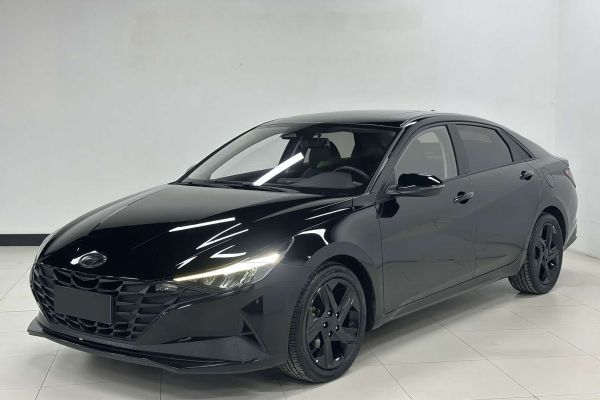 Subaru 森林人, 2023 г., чёрный, 59 000 км Hyundai Elantra, 2022 г., чёрный, 27 000 км