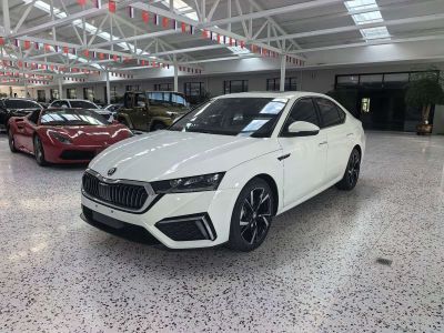 Skoda Octavia, 2021 г., чёрный, 60 000 км Skoda 明锐, 2022 г., белый, 35 000 км