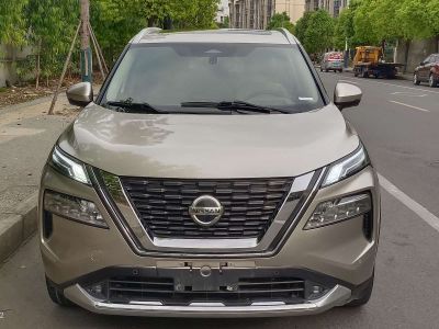 Nissan X-Trail, 2022 г., белый, 54 500 км Nissan X-Trail, 2022 г., шампань / коричневый, 62 000 км