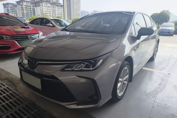Volvo 沃尔沃XC40, 2021 г., белый, 60 000 км Toyota Corolla, 2021 г., серебристый / серый, 30 000 км