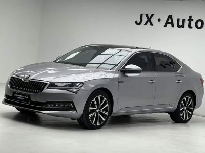Skoda Superb, 2023 г., белый, 8 000 км Skoda 速派, 2023 г., серебристый / серый, 1 000 км