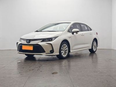 Skoda Superb, 2024 г., чёрный, 8 500 км Toyota Corolla, 2021 г., белый, 39 600 км