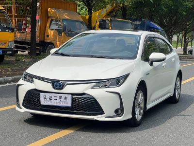 Toyota Corolla, 2022 г., чёрный, 23 000 км Toyota Corolla, 2023 г., белый, 25 000 км