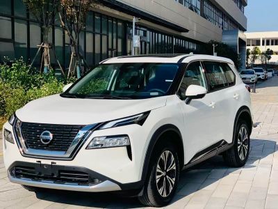 Nissan X-Trail, 2023 г., чёрный, 31 000 км Nissan X-Trail, 2024 г., белый, 100 км