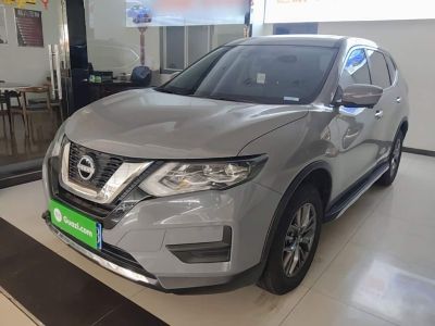 Nissan X-Trail, 2025 г., белый, 8 000 км Nissan X-Trail, 2025 г., серебристый / серый, 2 800 км
