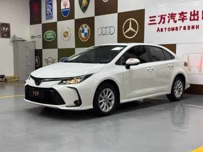 Toyota Corolla, 2022 г., чёрный, 23 000 км Toyota Corolla, 2023 г., белый, 28 000 км