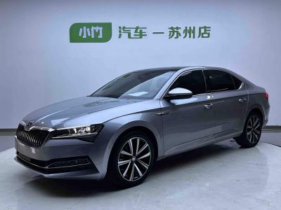Skoda Octavia, 2023 г., белый, 34 200 км Skoda 速派, 2022 г., серебристый / серый, 39 000 км