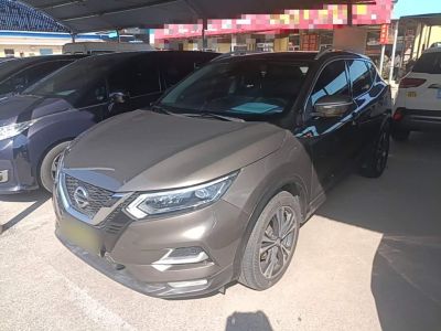Nissan Qashqai, 2021 г., белый, 52 000 км Nissan 逍客, 2021 г., жёлтый / оранжевый, 41 800 км