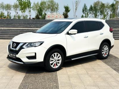 Nissan X-Trail, 2023 г., чёрный, 31 000 км Nissan X-Trail, 2024 г., белый, 20 000 км