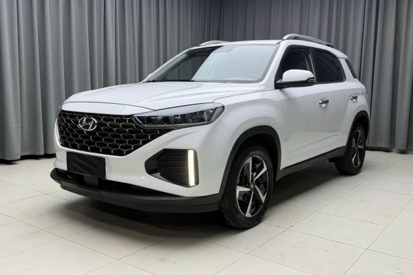 Toyota Levin, 2023 г., белый, 27 200 км Hyundai ix35, 2022 г., белый, 40 000 км