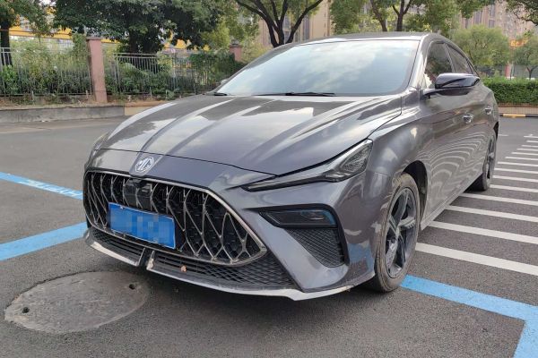 Volvo 沃尔沃XC40, 2021 г., белый, 51 000 км MG MG5天蝎座, 2022 г., серебристый / серый, 20 000 км