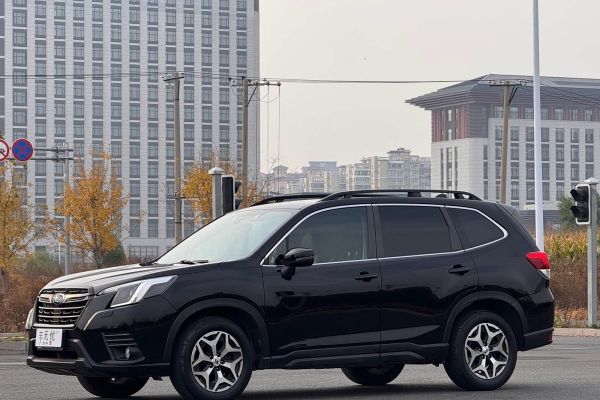 Mazda CX-50, 2023 г., шампань / коричневый, 30 000 км Subaru 森林人, 2023 г., чёрный, 59 000 км