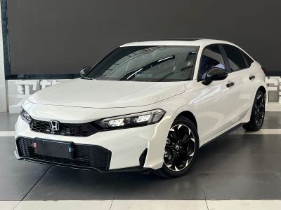 Honda Civic, 2024 г., синий, 42 700 км Honda Civic, 2025 г., белый, 4 000 км