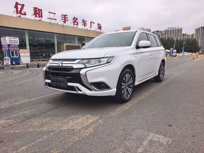 Mitsubishi Outlander, 2021 г., белый, 56 500 км Mitsubishi 欧蓝德, 2022 г., белый, 50 000 км