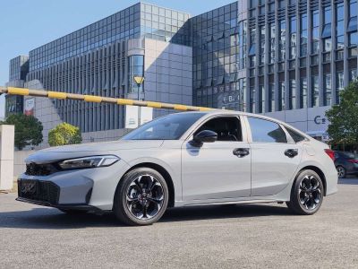 Honda Civic, 2024 г., синий, 42 700 км Honda Civic, 2025 г., серебристый / серый, 10 000 км