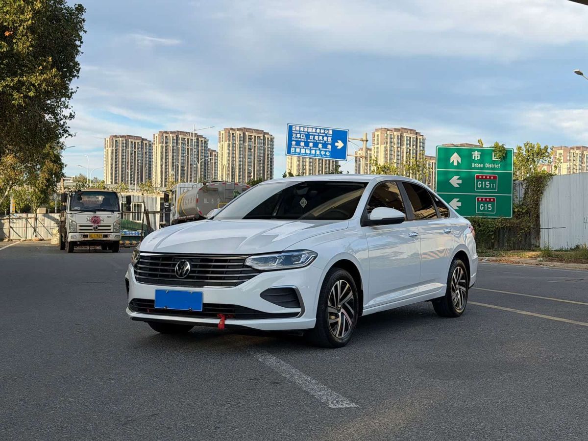 Volkswagen Lavida, 2023 г., белый, 65 000 км Volkswagen Lavida 2023 обновлённая версия 1.5L автомат пять миллионов версия