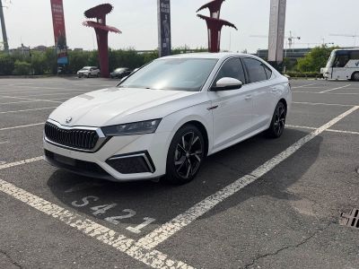 Skoda Octavia, 2021 г., чёрный, 60 000 км Skoda 明锐, 2022 г., белый, 33 000 км