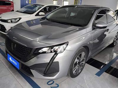 Peugeot 308, 2021 г., белый, 50 200 км Peugeot 标致408, 2023 г., серебристый / серый, 16 700 км