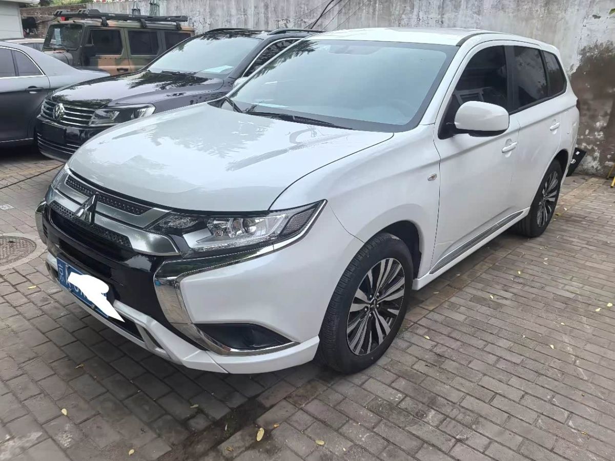Mitsubishi 欧蓝德, 2023 г., белый, 18 000 км Mitsubishi 欧蓝德, 2023 г., белый, 18 000 км