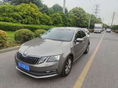 Skoda Karoq, 2024 г., белый, 16 000 км Skoda 明锐, 2021 г., серебристый / серый, 60 000 км