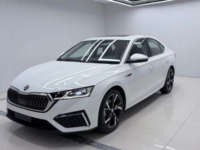 Skoda Octavia, 2021 г., чёрный, 60 000 км Skoda 明锐, 2022 г., белый, 39 000 км