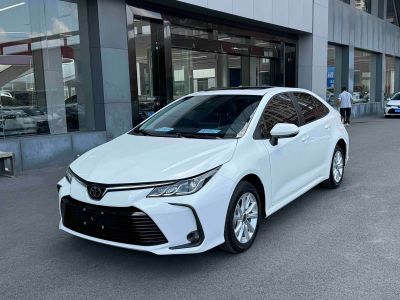 Toyota Corolla, 2023 г., серебристый / серый, 40 000 км Toyota Corolla, 2024 г., белый, 29 500 км