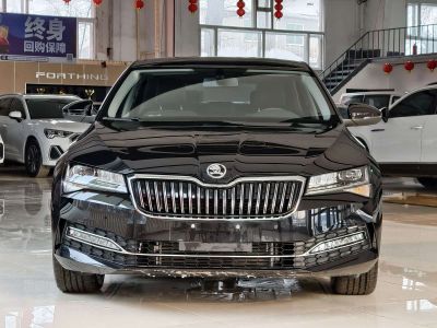 Skoda Superb, 2024 г., белый, 37 000 км Skoda 速派, 2024 г., чёрный, 12 500 км