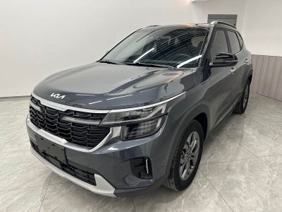 Kia KX3傲跑, 2021 г., белый, 35 400 км Kia 赛图斯, 2024 г., серебристый / серый, 21 000 км