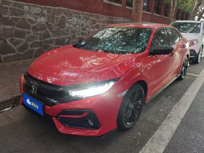 Honda Civic, 2021 г., чёрный, 60 000 км Honda Civic, 2022 г., красный / фиолетовый, 18 200 км