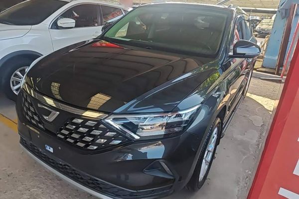 Skoda 明锐, 2022 г., белый, 16 000 км Jetta 捷达VS5, 2021 г., чёрный, 42 600 км