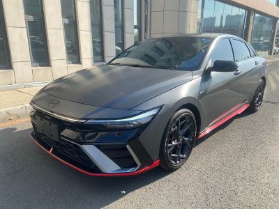 Hyundai Elantra, 2022 г., серебристый / серый, 50 000 км Hyundai Elantra, 2023 г., серебристый / серый, 11 000 км