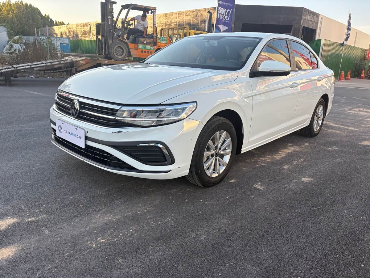 Volkswagen Bora, 2024 г., белый, 49 900 км Volkswagen Bora 2023 200TSI DSG Чансин версия