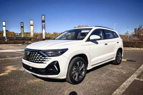 Jetta 捷达VS5, 2025 г., чёрный, 39 800 км Jetta 捷达VS7, 2024 г., белый, 4 700 км