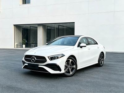 Mercedes-Benz A-Class, 2024 г., красный / фиолетовый, 28 000 км Mercedes-Benz A级 2025 A 200 L комплектация «Стиль»