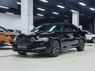 Skoda Superb, 2023 г., серебристый / серый, 35 100 км Skoda 速派, 2023 г., чёрный, 21 000 км