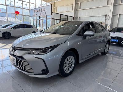 Toyota Corolla, 2023 г., белый, 31 000 км Toyota Corolla, 2023 г., серебристый / серый, 31 000 км
