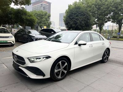 Mercedes-Benz A-Class, 2024 г., красный / фиолетовый, 28 000 км Mercedes-Benz A级 2025 A 200 L комплектация «Стиль»