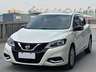 Nissan TIIDA, 2021 г., красный / фиолетовый, 51 000 км Nissan 骐达TIIDA, 2022 г., белый, 26 000 км